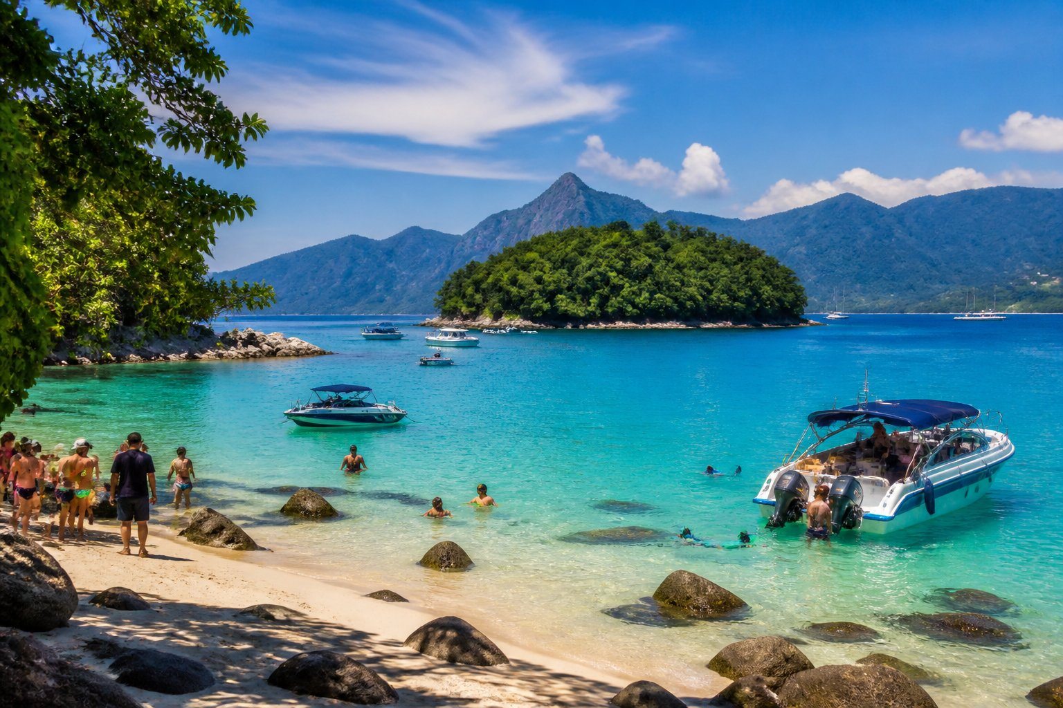 Vista de águas cristalinas com barcos próximos a ilhas verdes e montanhas ao fundo em Angra dos Reis.